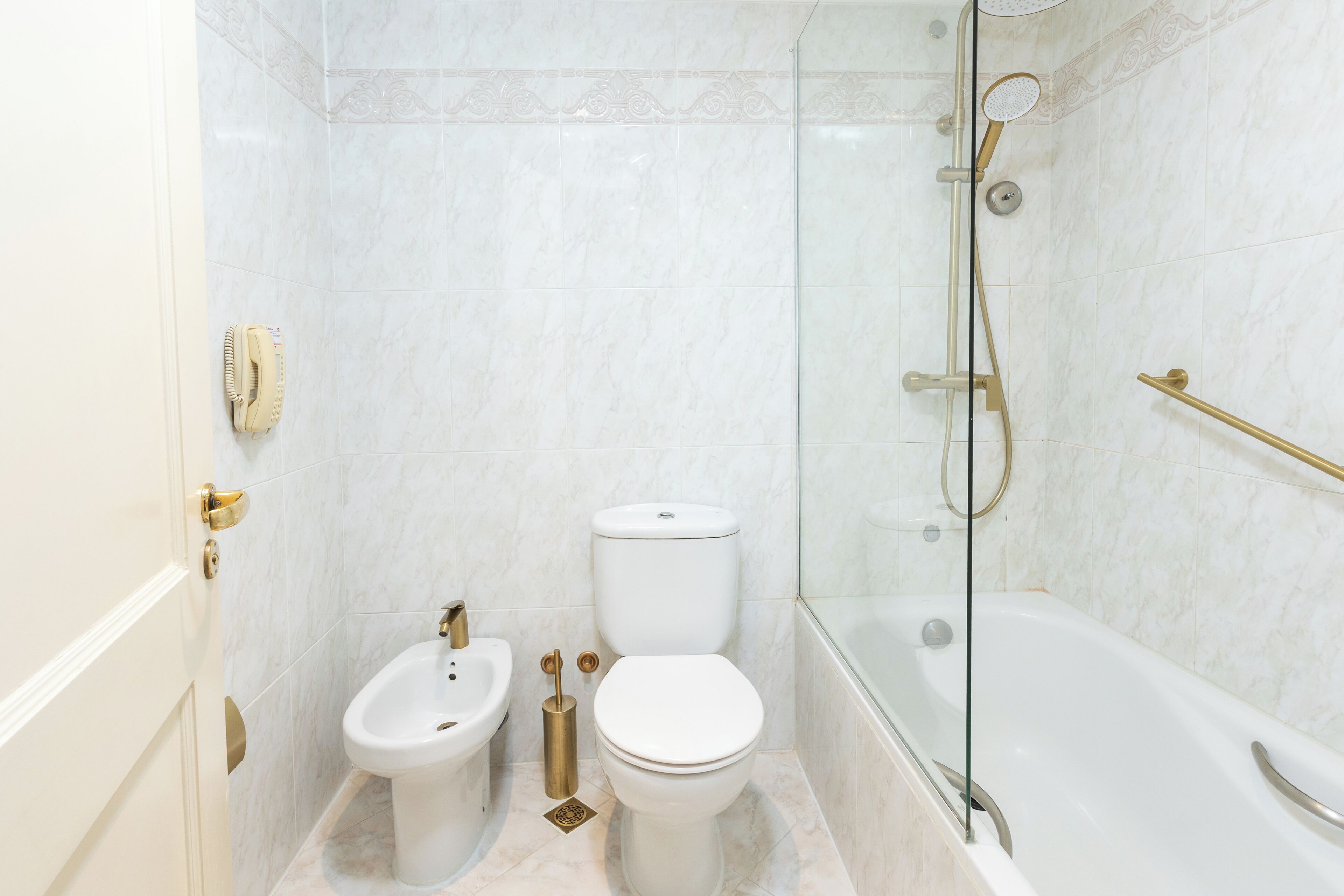 suite, corner | bathroom | combined shower/bathtub, designer toiletries, hair dryer, bathrobes