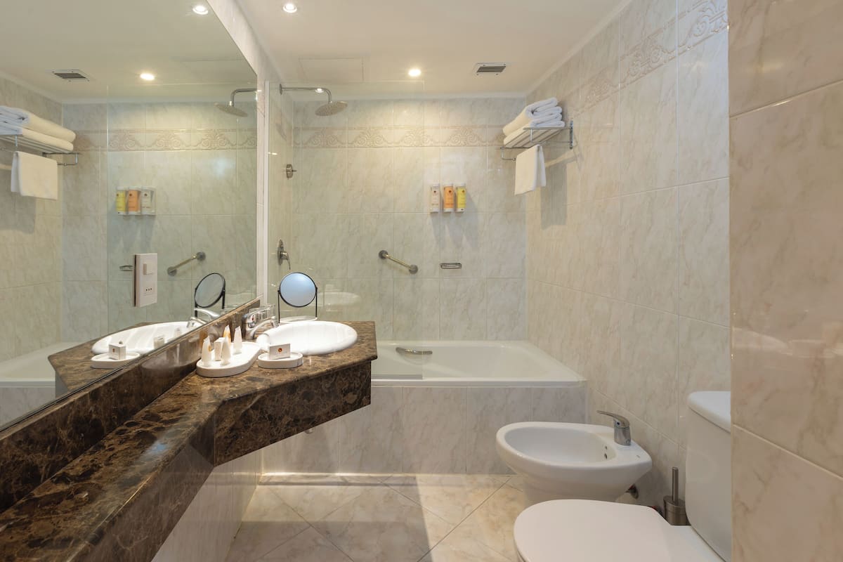 Ducha y bañera combinadas y artículos de higiene personal de diseño