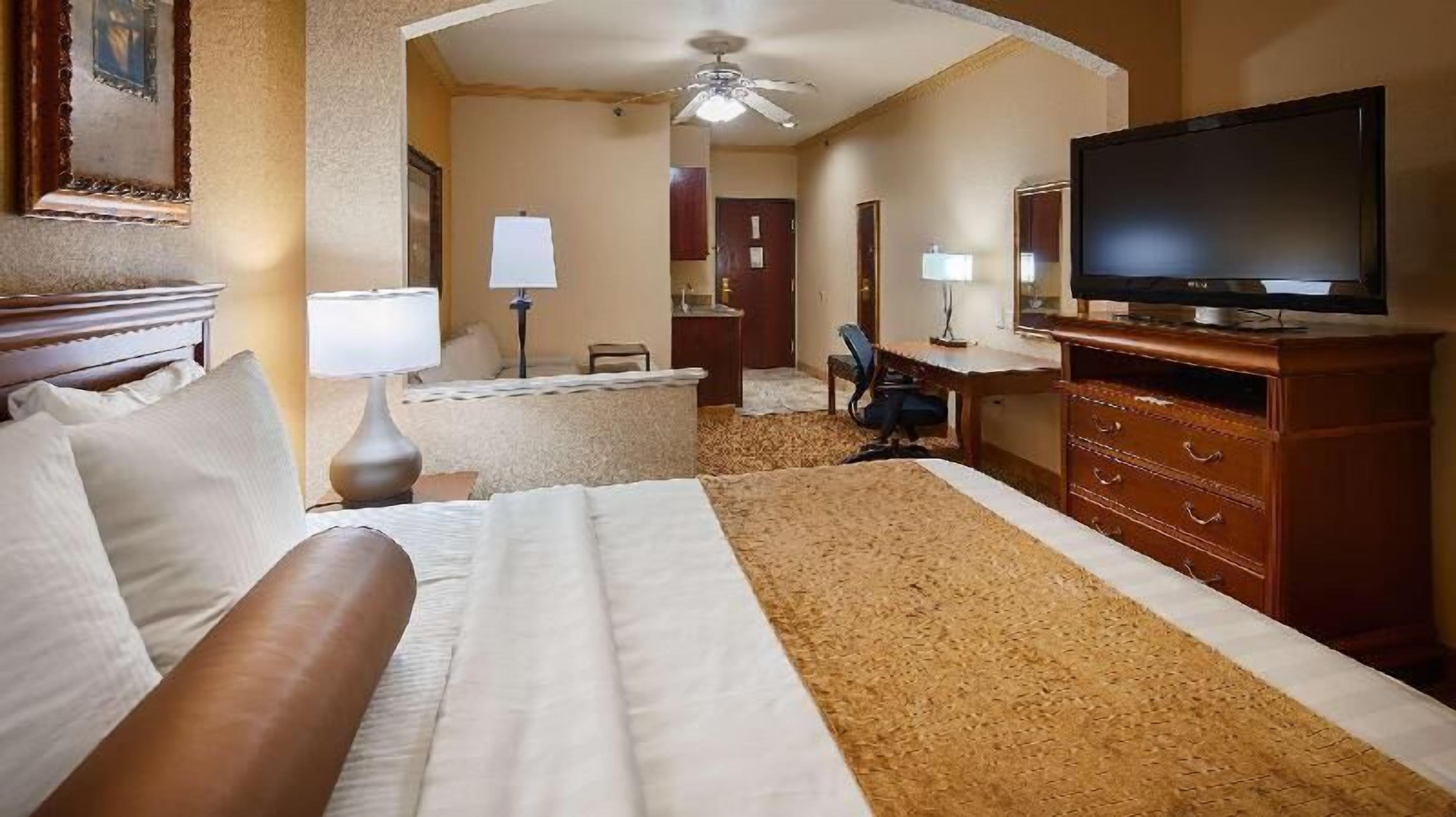 Camas com colchões pillow-top, escrivaninha