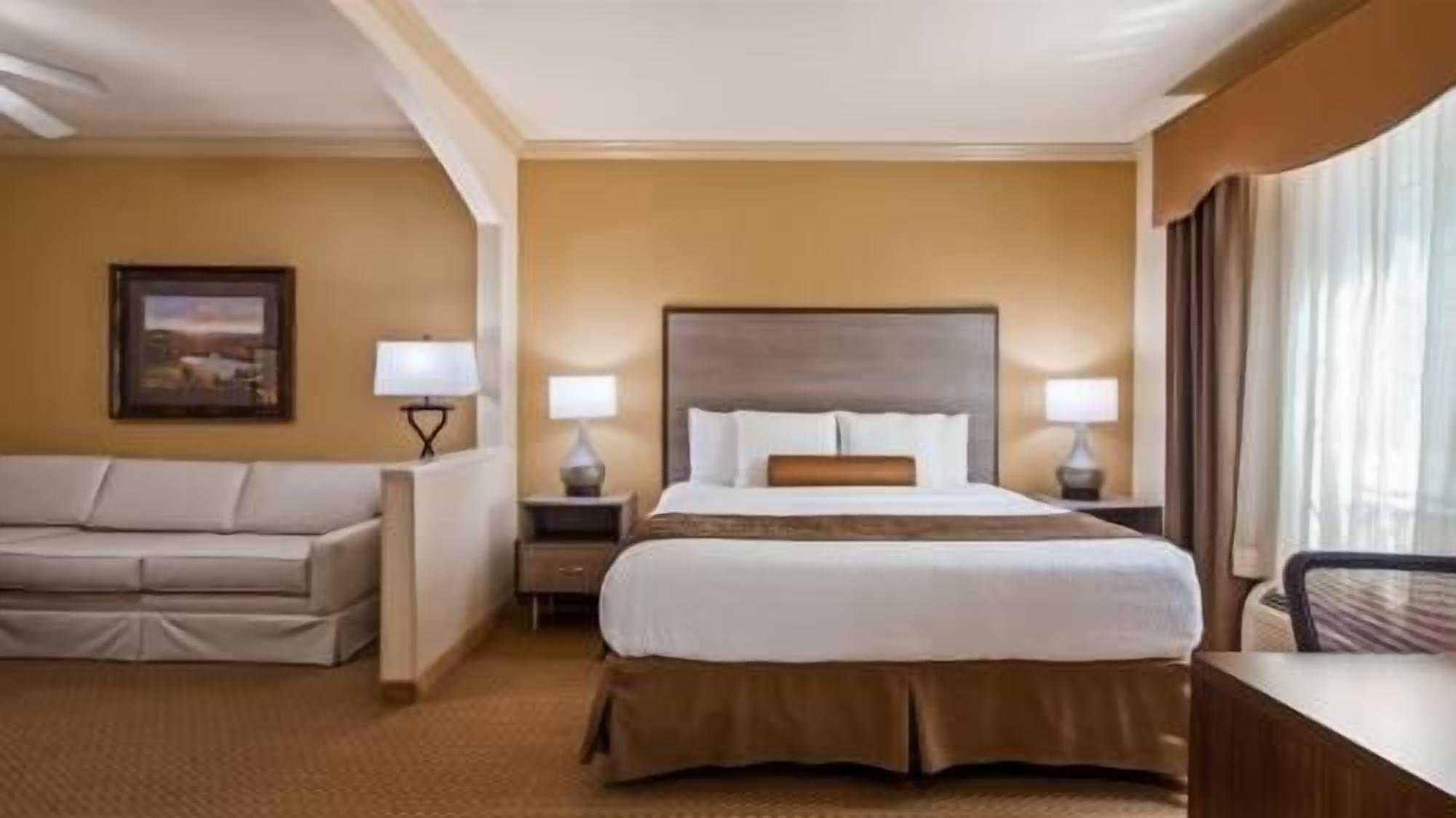 Camas com colchões pillow-top, escrivaninha