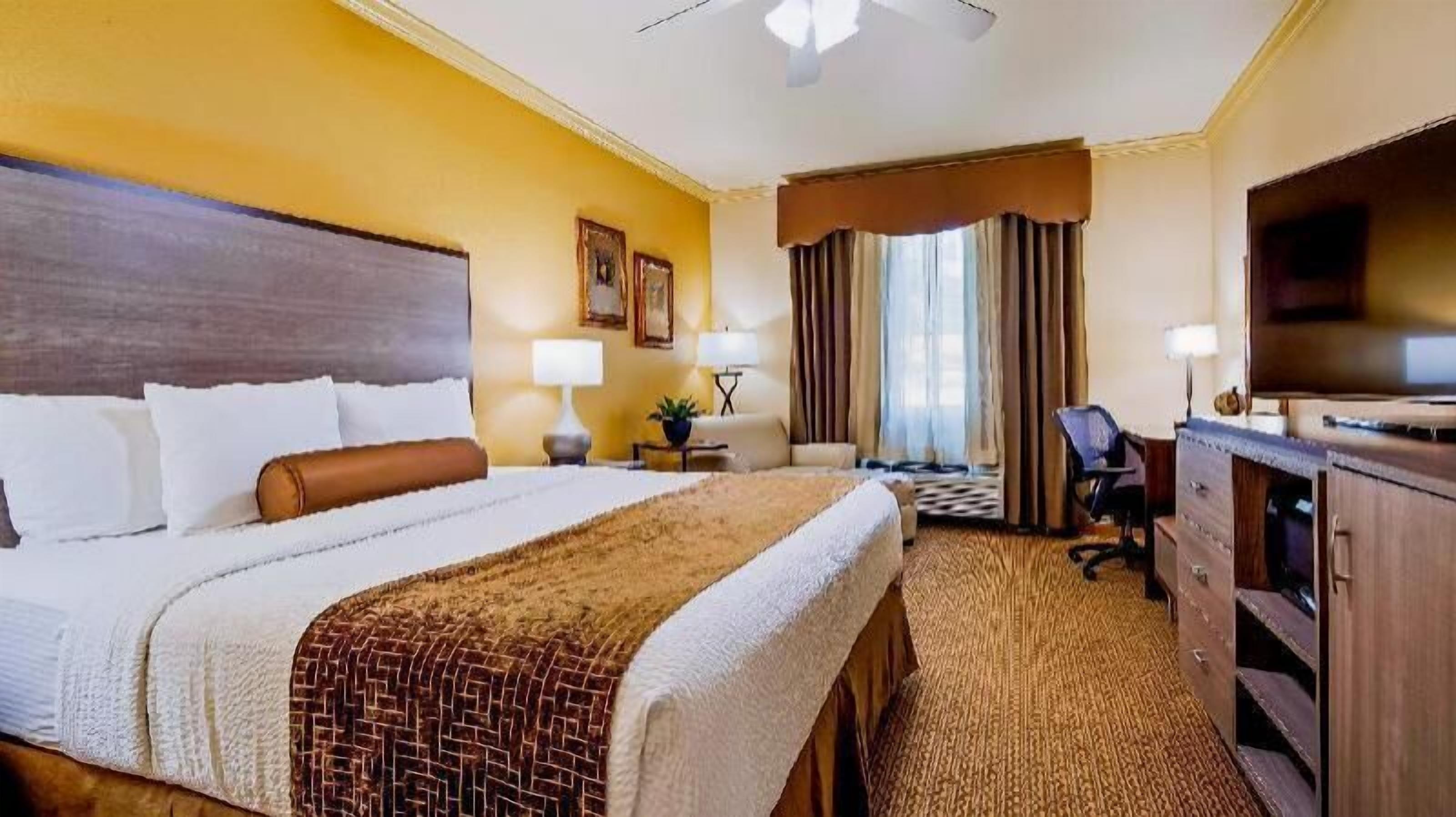 Camas com colchões pillow-top, escrivaninha