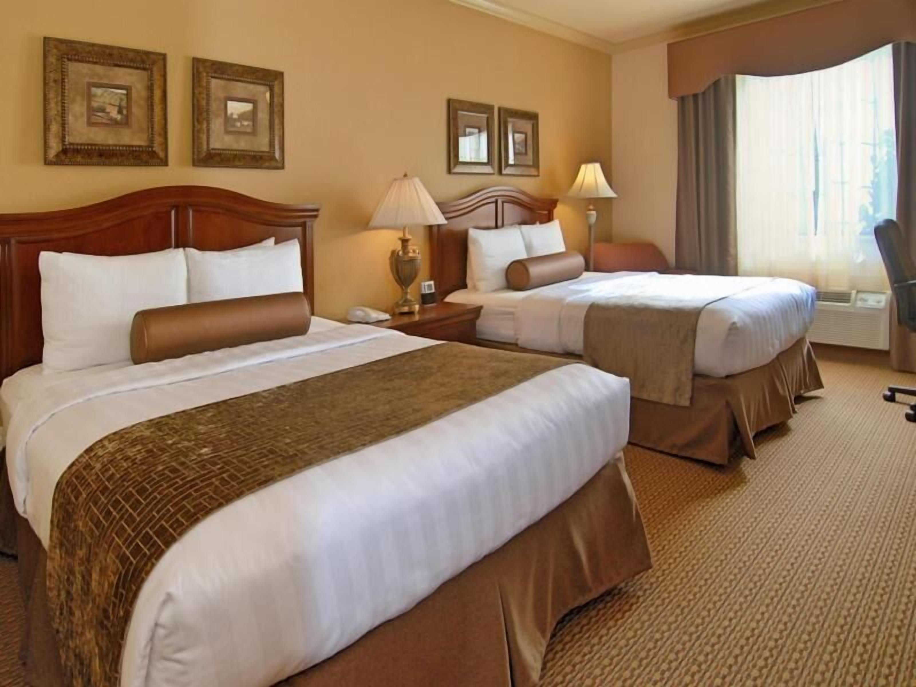 Camas com colchões pillow-top, escrivaninha