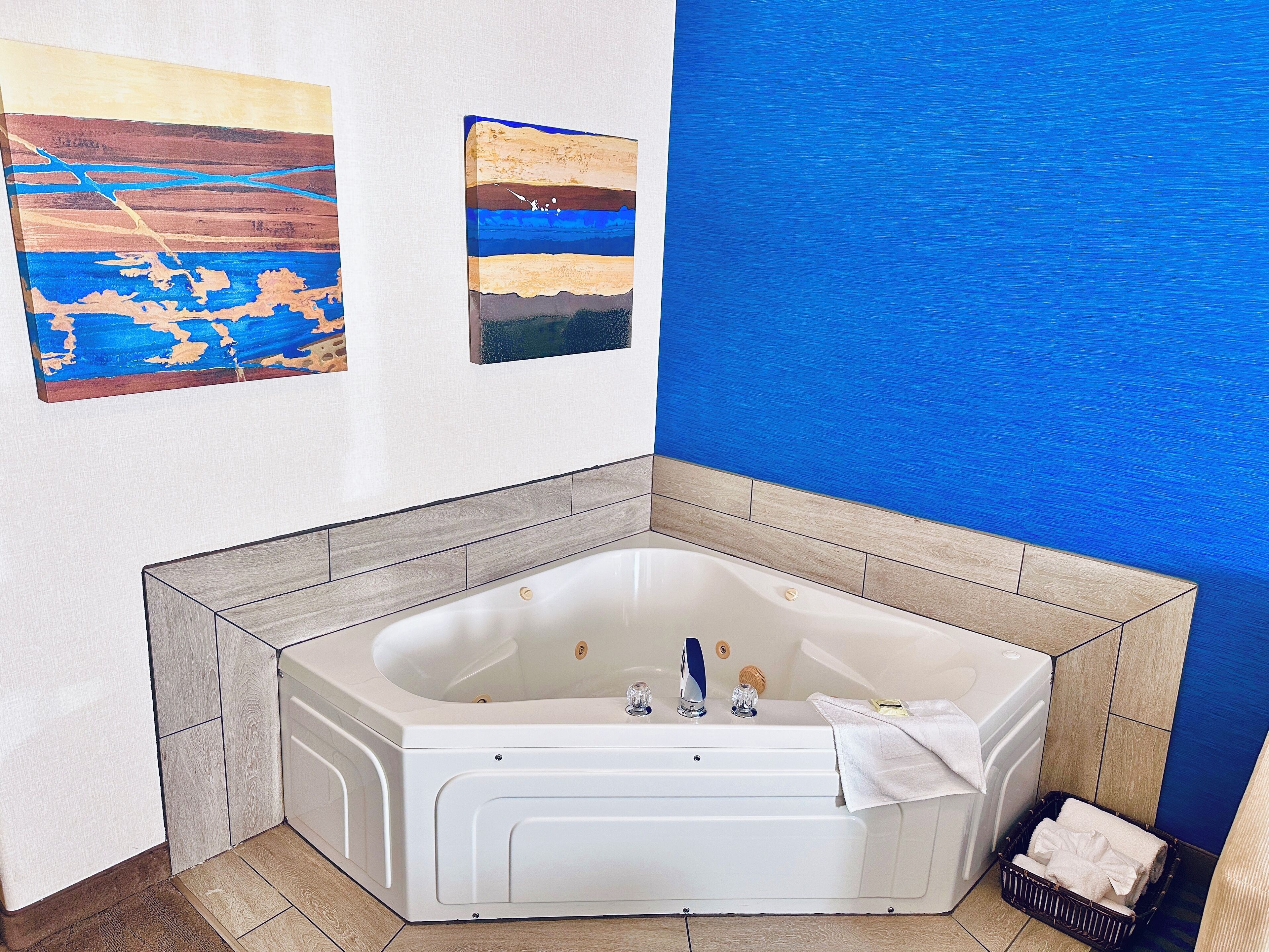 standard room, 1 king bed, jetted tub | 1 bedroom, pillow-top beds, in-room safe, desk