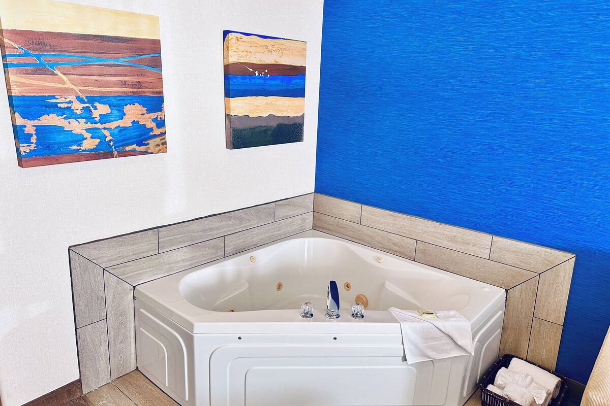 standard room, 1 king bed, jetted tub | 1 bedroom, pillow-top beds, in-room safe, desk