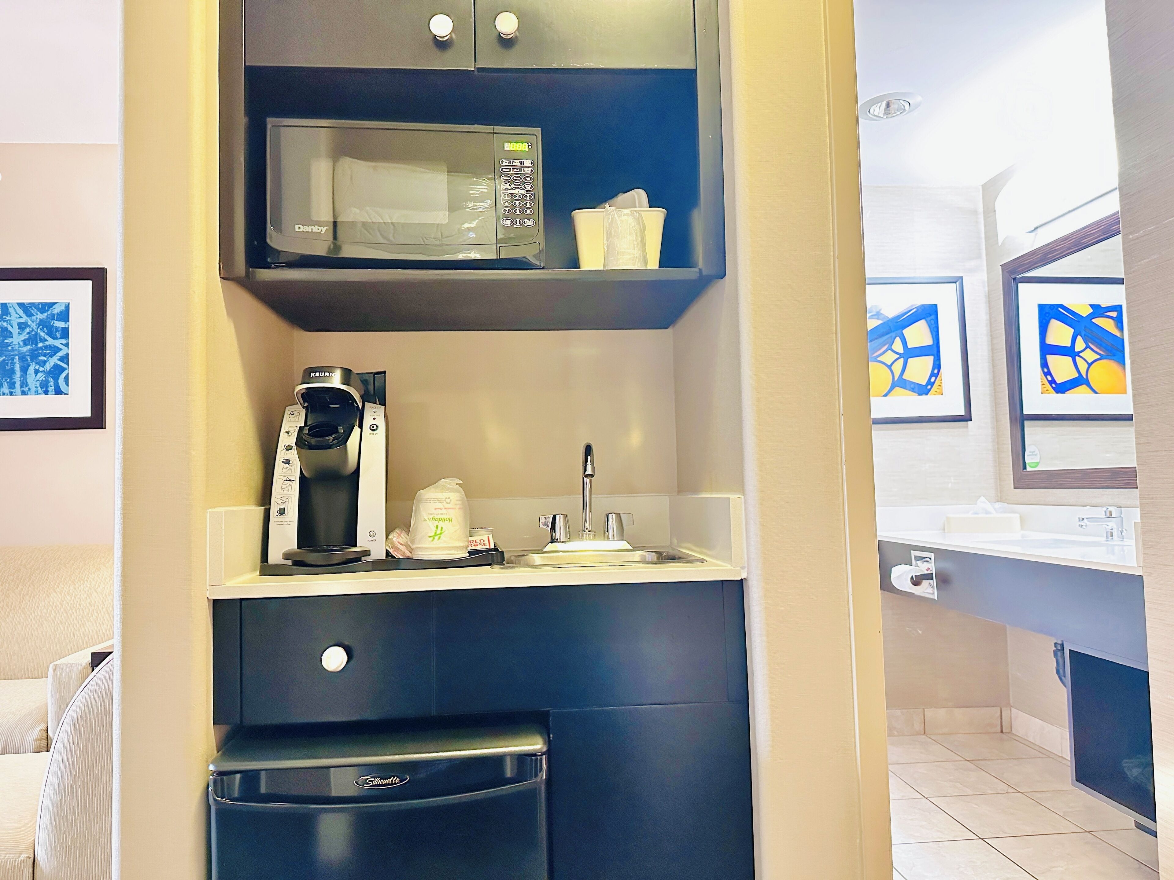 standard room, 1 king bed | 1 bedroom, pillow-top beds, in-room safe, desk