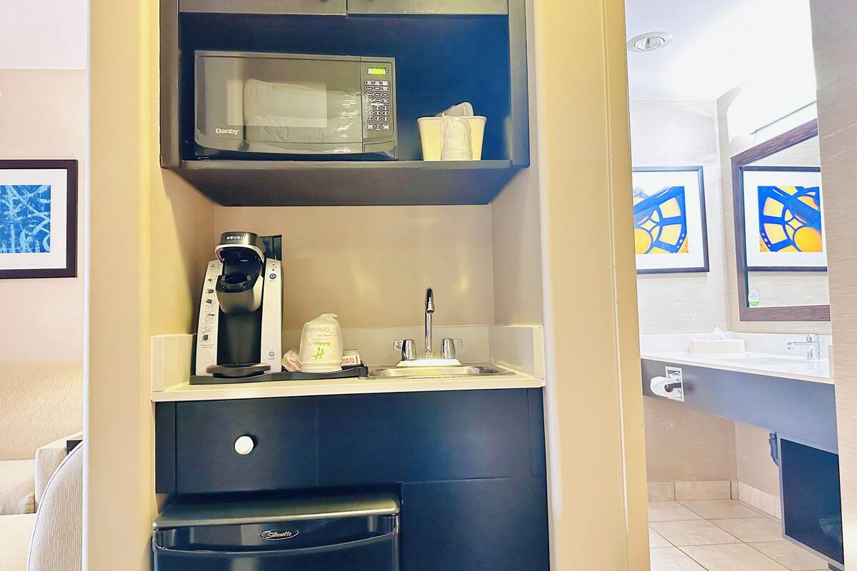 standard room, 1 king bed | 1 bedroom, pillow-top beds, in-room safe, desk