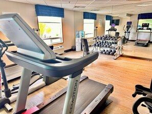 A gym with treadmills, dumbbells, and exercise equipment. - Holiday Inn Hotel & Suites Regina by IHG (Regina)