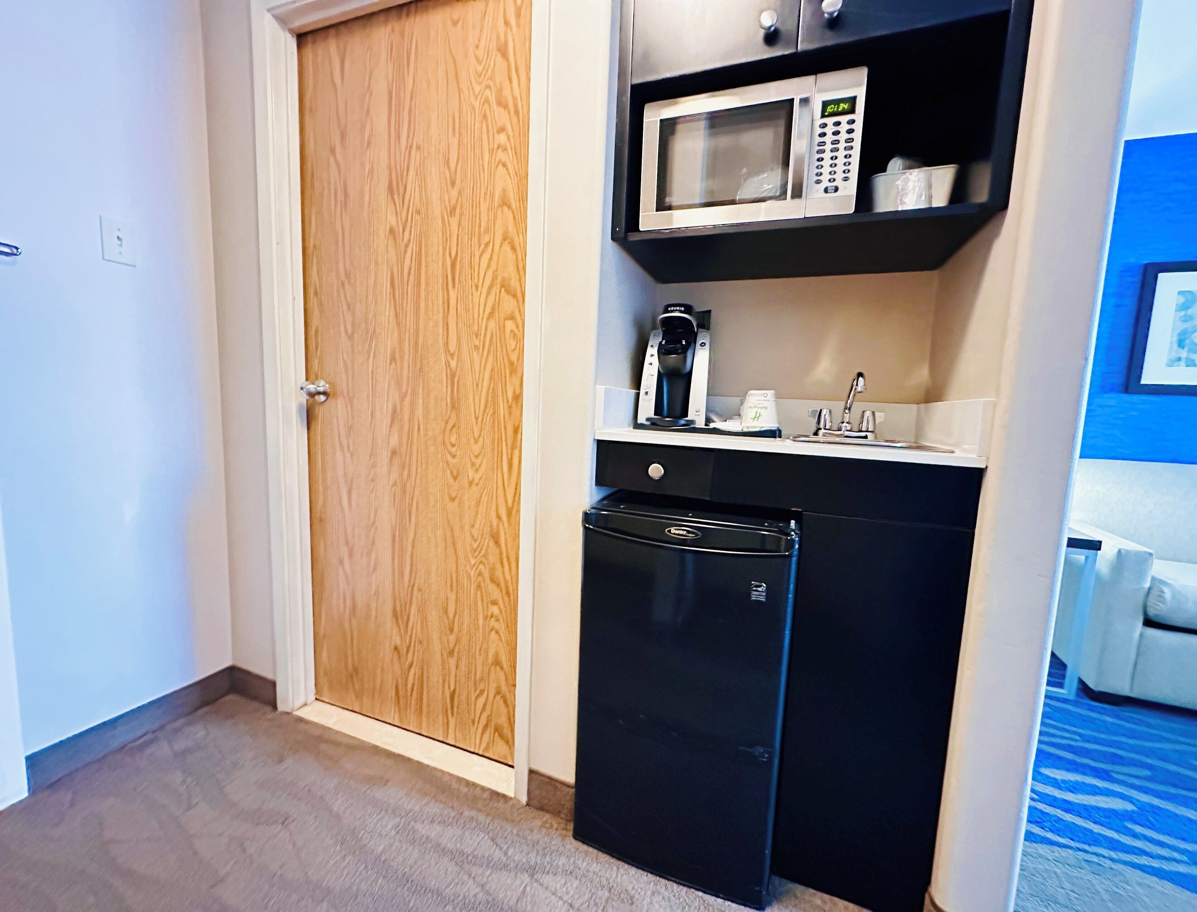 1 bedroom, pillow-top beds, in-room safe, desk