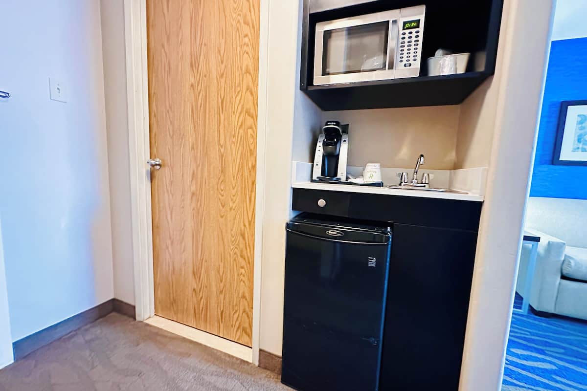 1 bedroom, pillow-top beds, in-room safe, desk