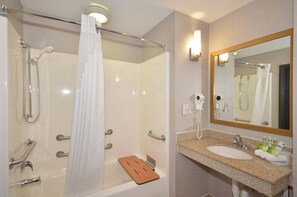 Combined shower/tub, free toiletries, hair dryer, towels