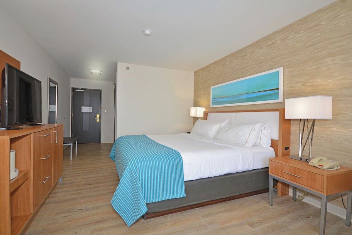 Standard Room, 1 King Bed | Desk, iron/ironing board, WiFi (free), bed sheets