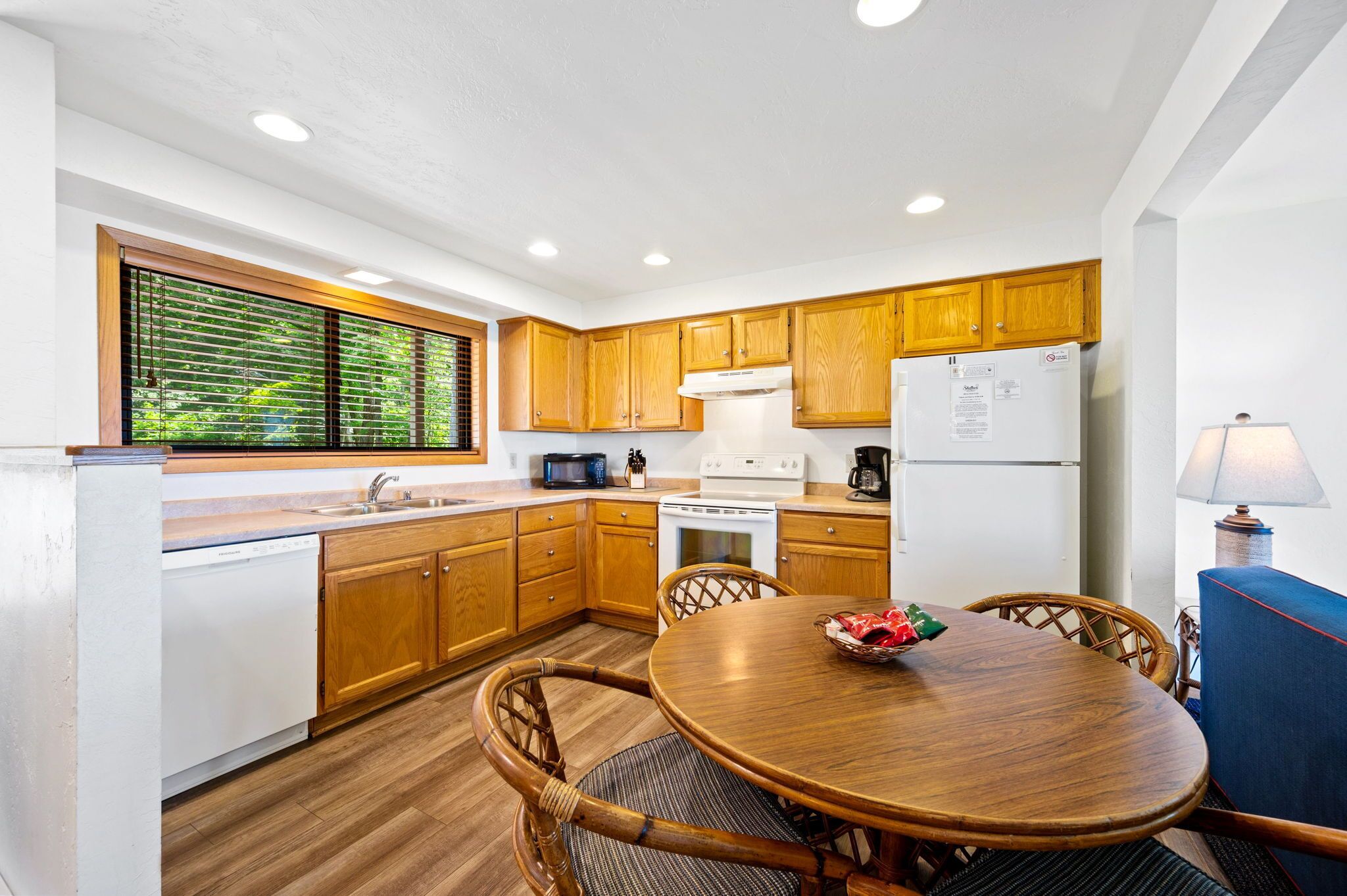 fridge, microwave, coffee/tea maker