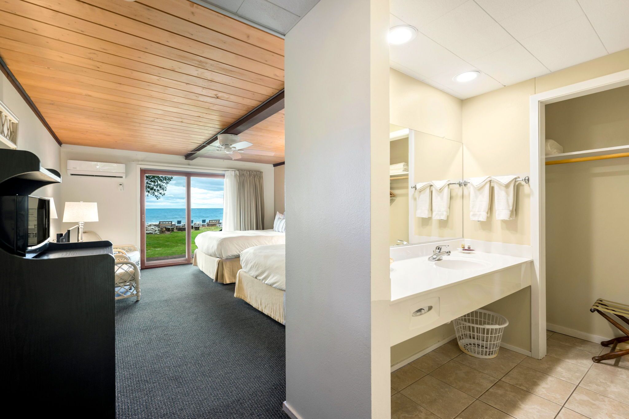 Tabla de planchar con plancha, wifi gratis y ropa de cama 