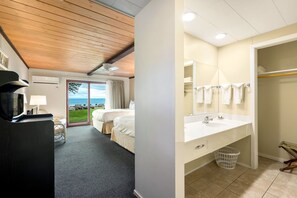 Tabla de planchar con plancha, wifi gratis y ropa de cama 