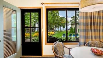 Quarto luxo, 1 cama King e sofá-cama | Sala de jantar