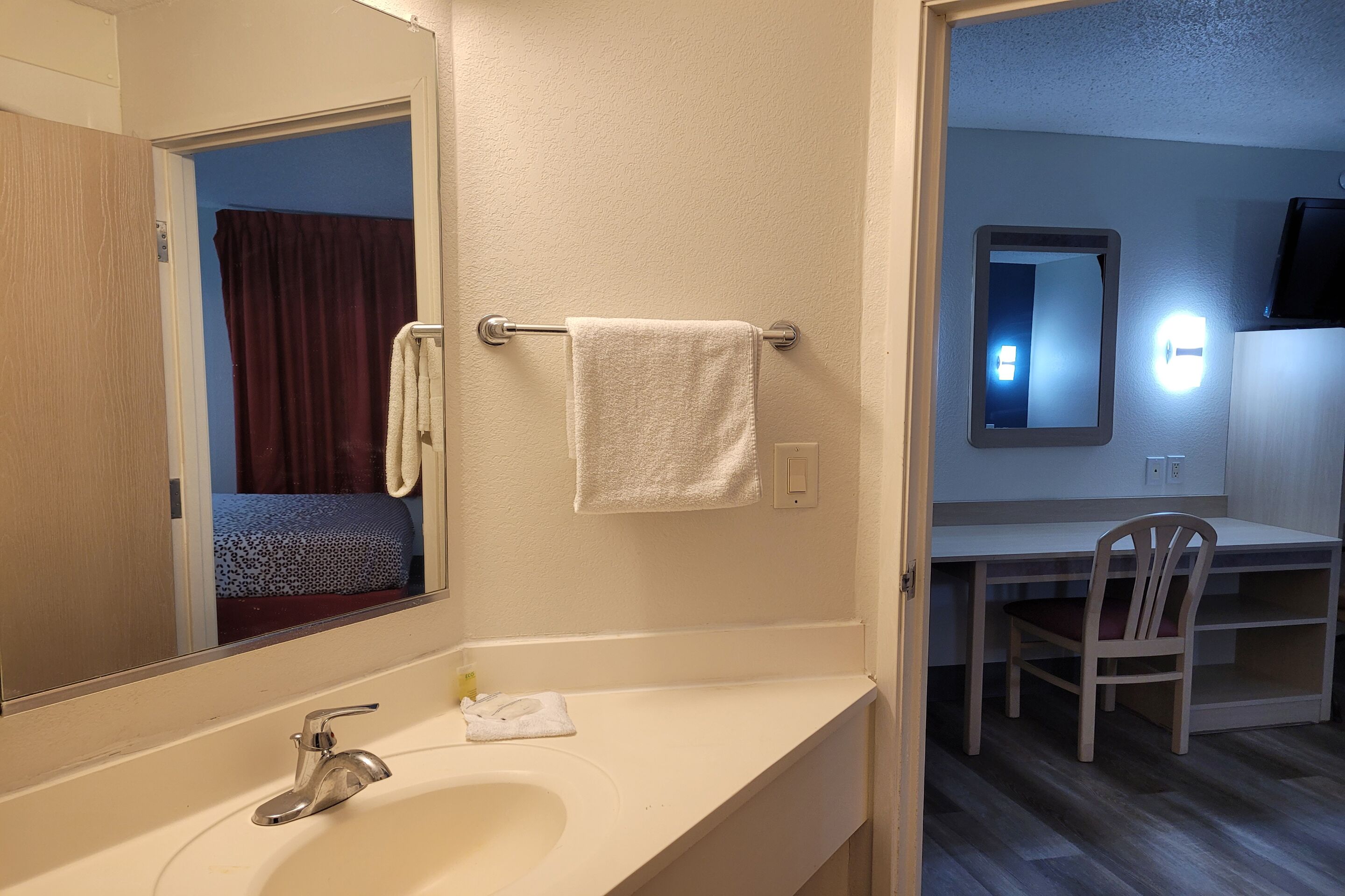 Habitación, 1 cama Queen size, para no fumadores | Baño | Tina con regadera, amenidades de baño gratuitas, toallas 