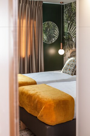 Caixa forta a l'habitació, escriptori i cortines opaques