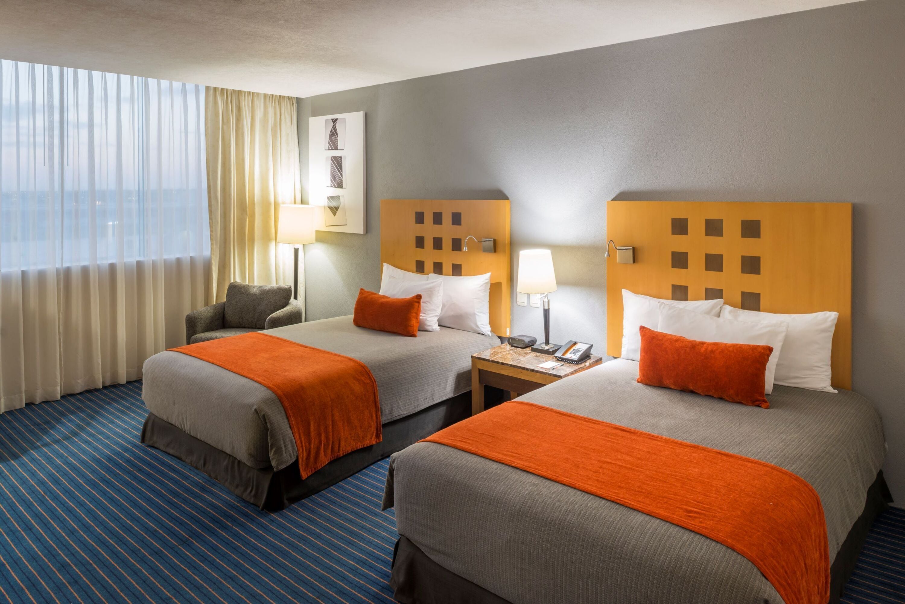 deluxe dos camas | premium bedding, in-room safe, desk, blackout curtains