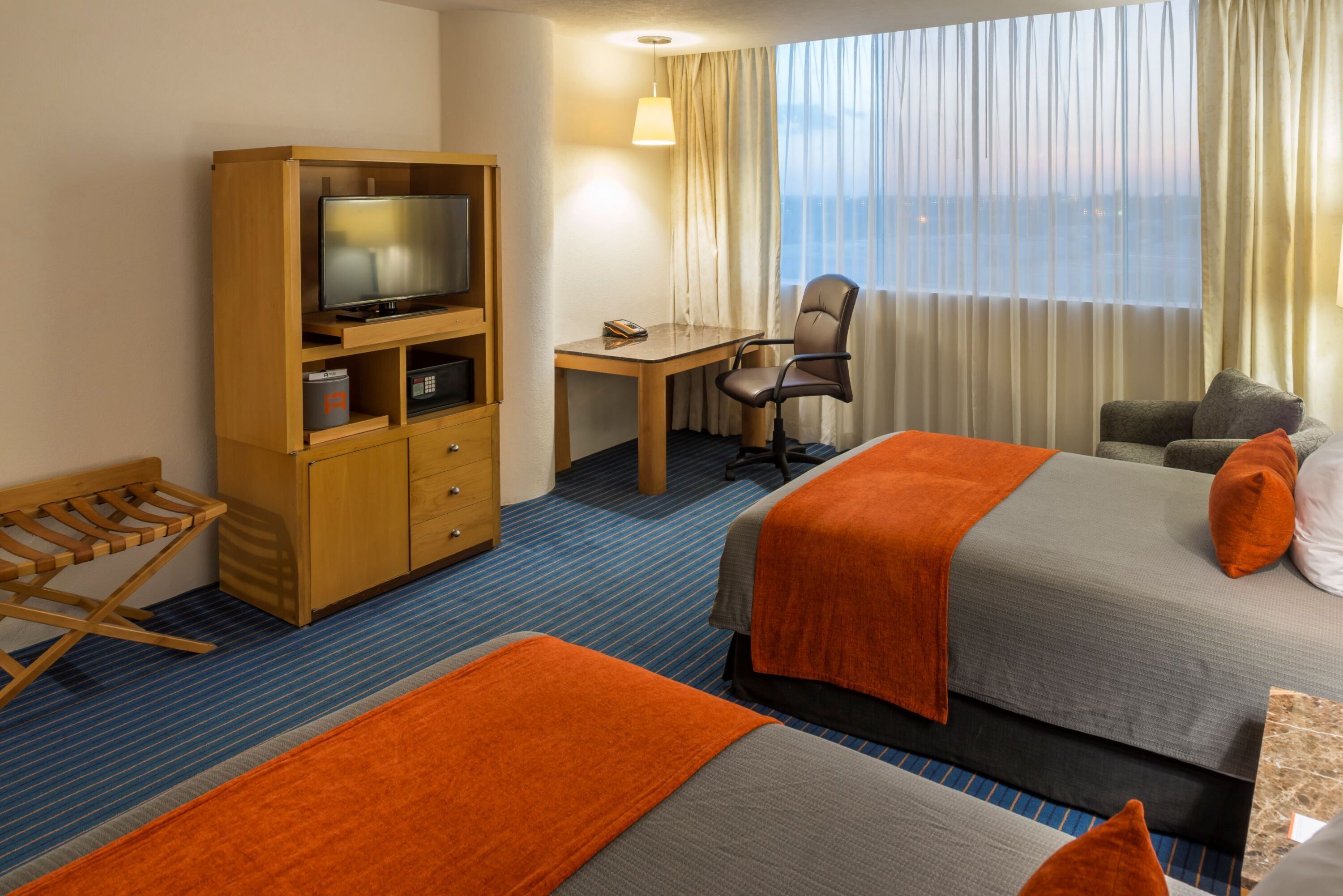 deluxe dos camas | premium bedding, in-room safe, desk, blackout curtains