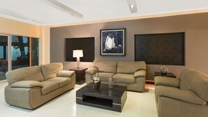 Ein modernes Wohnzimmer mit zwei Sofas, einem Couchtisch und Kunstwerken an den Wänden.