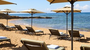 A beach with sun loungers and umbrellas. - Almar Giardino di Costanza Mazara del Vallo Resort & Spa (Mazara del Vallo)