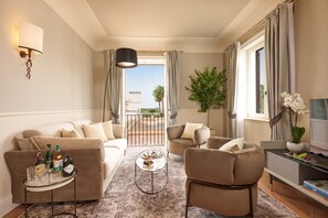Suite, vue sur la piscine | Aire de séjour | Téléviseur de 50 po avec télévision par satellite