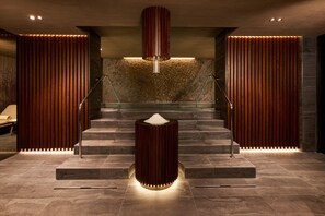 Sauna, hot tub, steam room, Turkish bath/hammam, body treatments