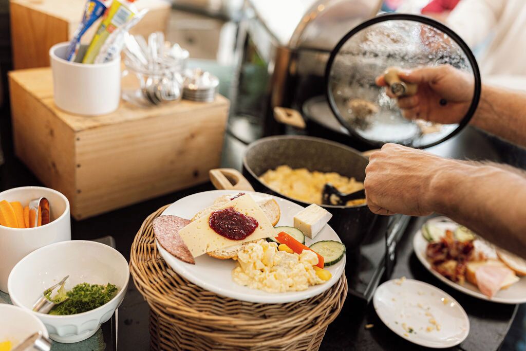 Un buffet de petit-déjeuner proposant une variété d’aliments et d’ustensiles.