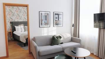 Estudio Deluxe | Escritorio, cortinas blackout y tabla de planchar con plancha