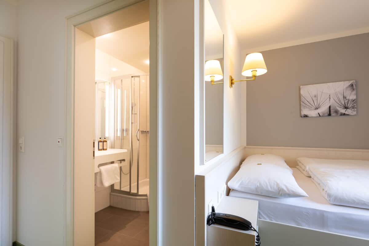 1 bedroom, desk, blackout curtains, soundproofing