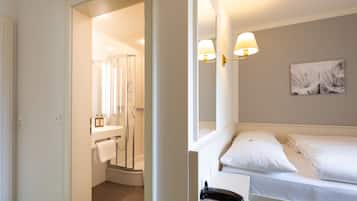 Schreibtisch, Verdunkelungsvorhänge, schallisolierte Zimmer