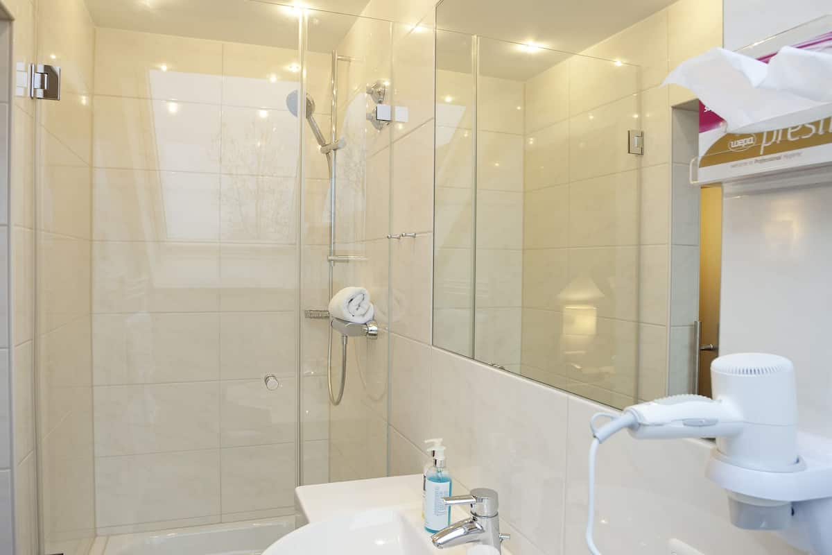 quadruple room (basement, in the annex) | bathroom | shower, hair dryer, towels