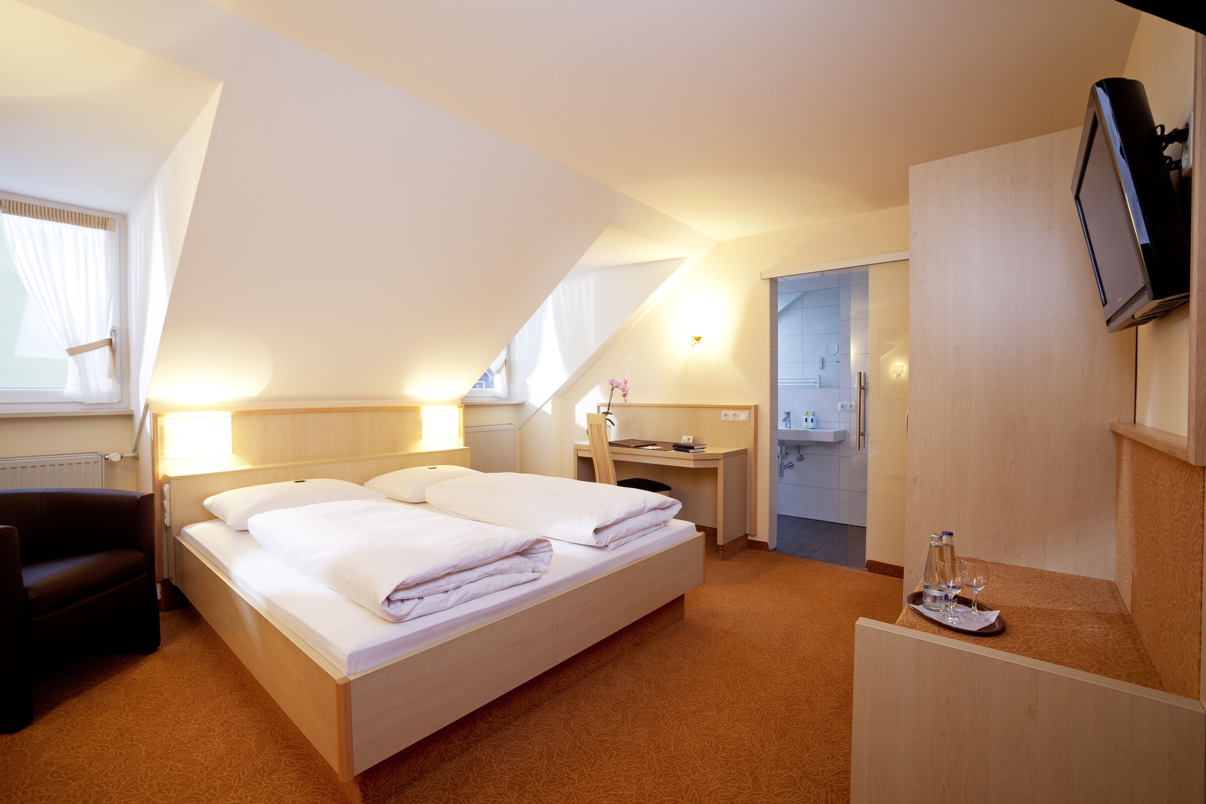 1 bedroom, desk, blackout curtains, soundproofing