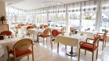 Desayuno buffet los fines de semana (EUR 14 por persona)