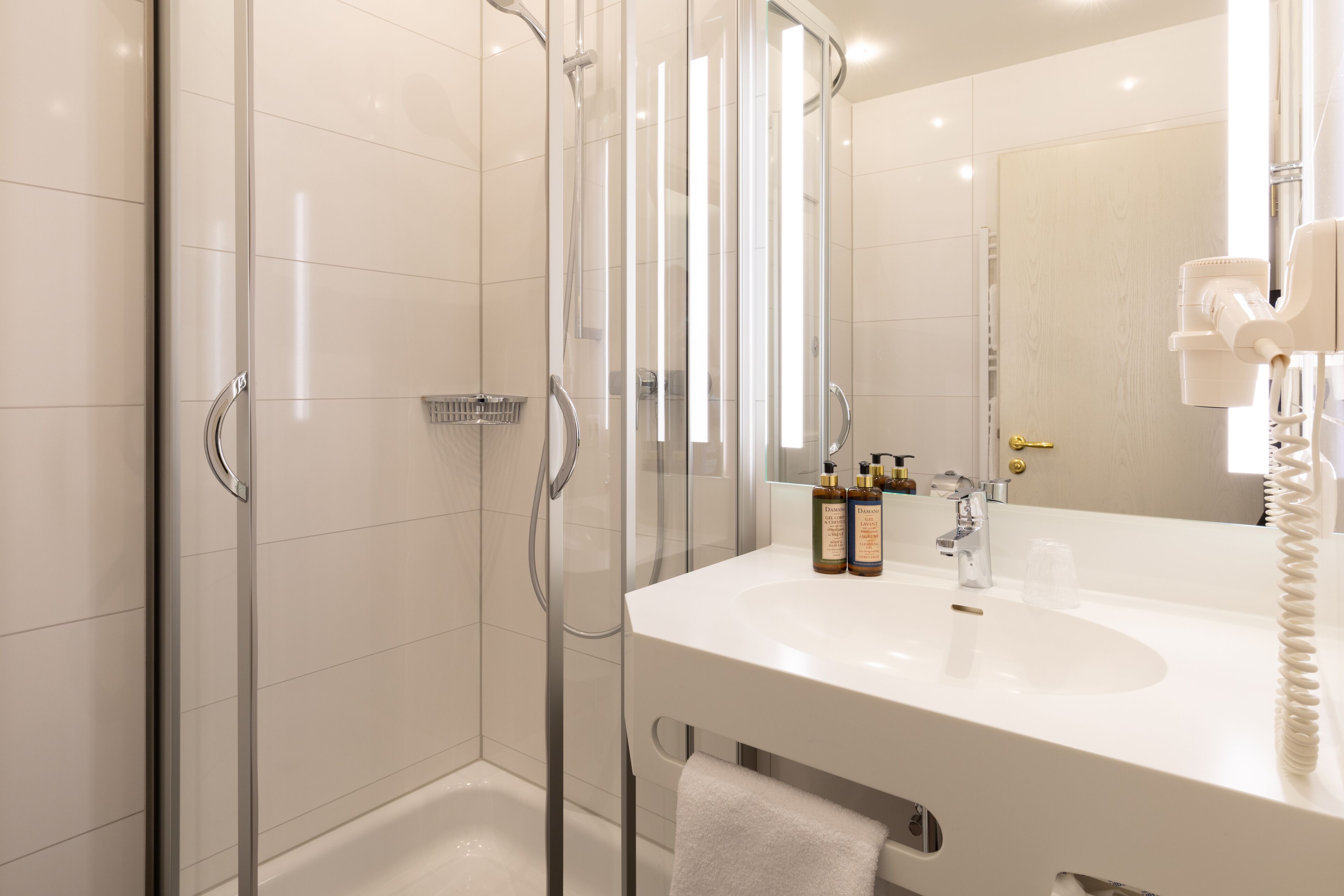 Een douche, een haardroger, handdoeken