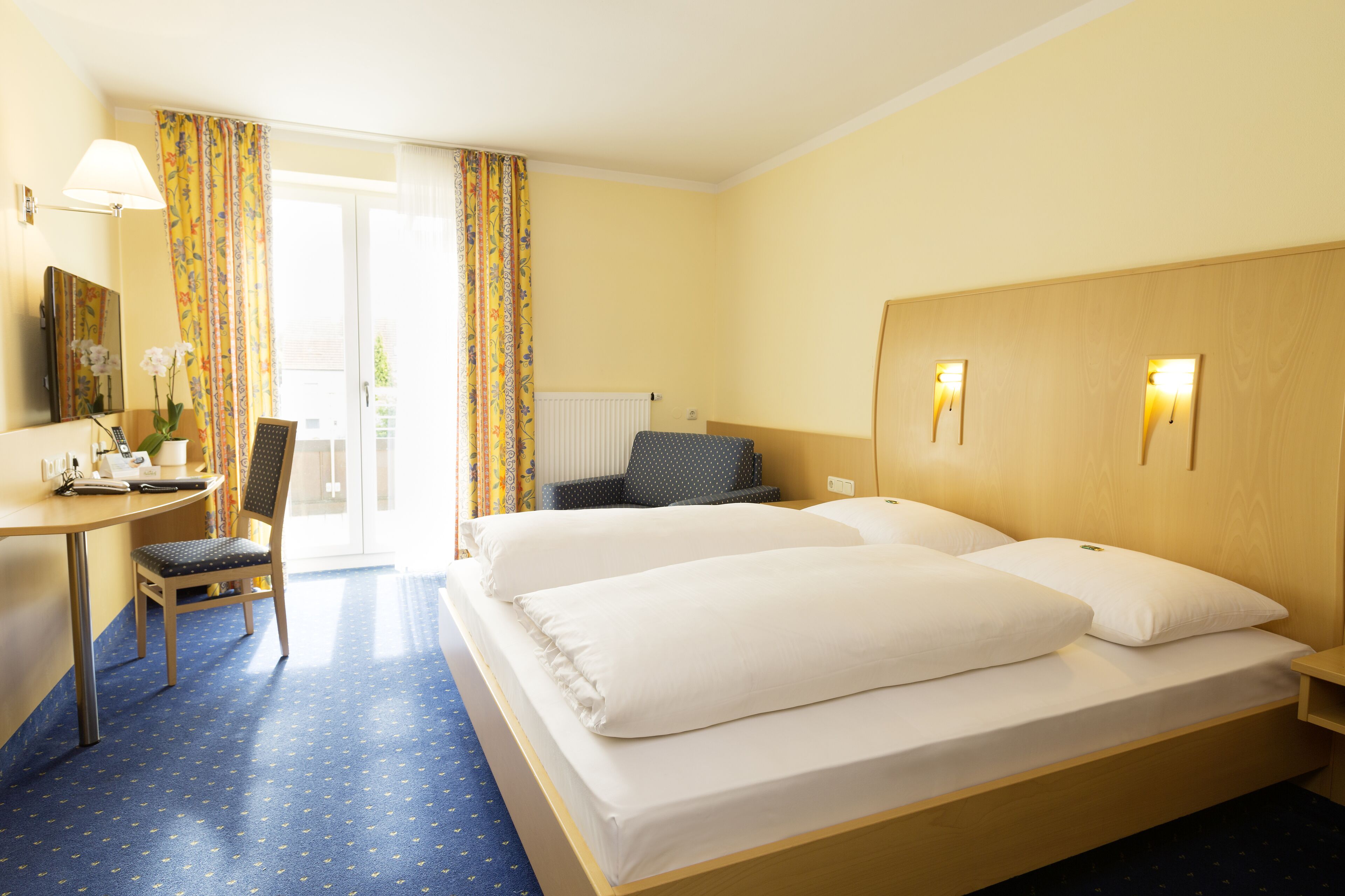 1 bedroom, desk, blackout curtains, soundproofing