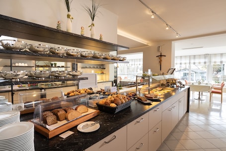 Colazione a buffet a pagamento, servita nel weekend . Huberhof