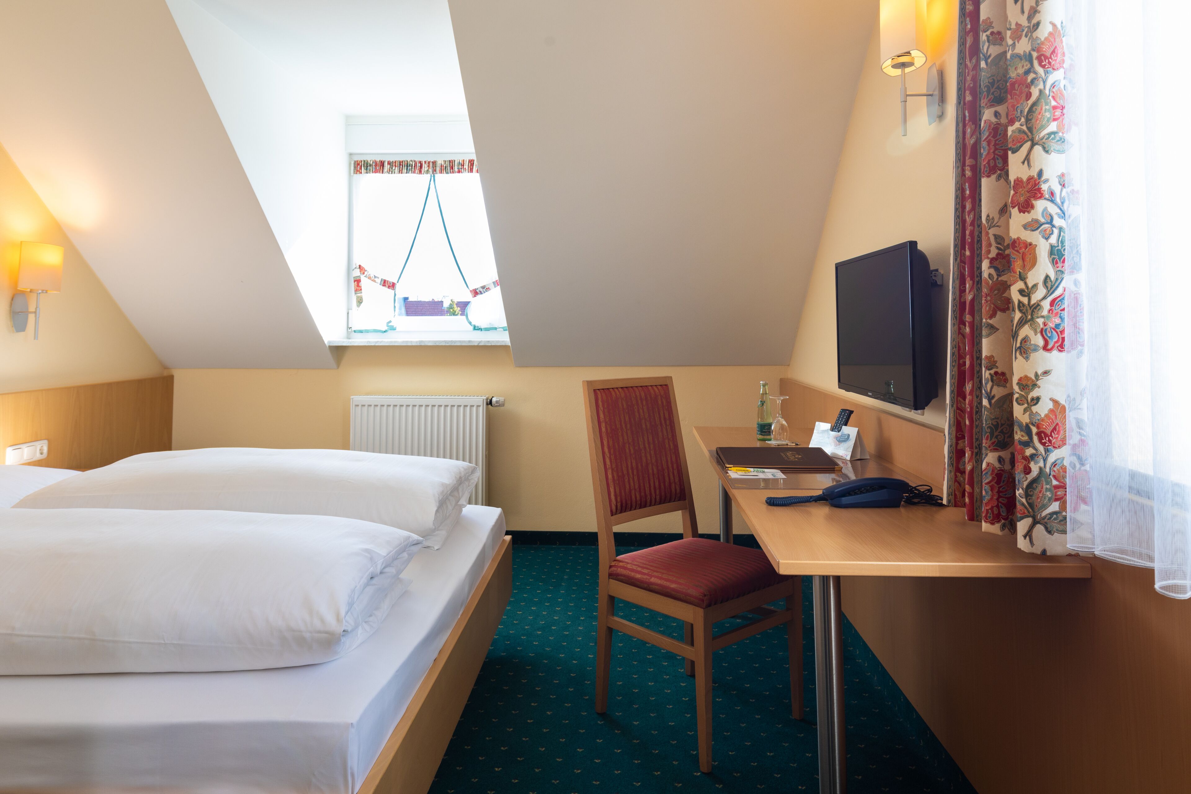 1 bedroom, desk, blackout curtains, soundproofing