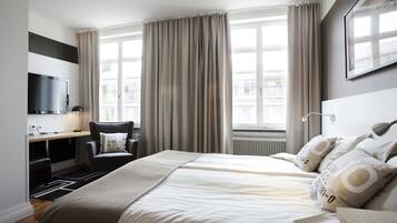 Bureau, lits bébé (gratuits), lits pliants/supplémentaires