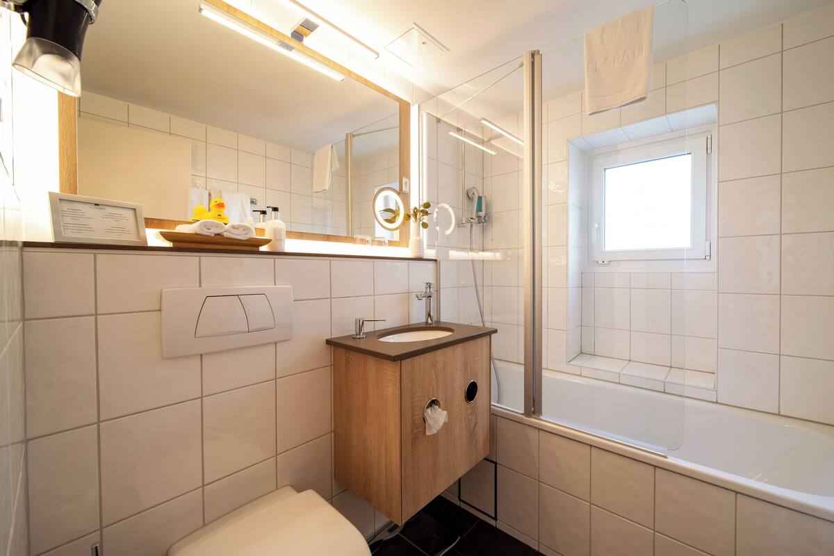 comfort double room, non smoking | bathroom | free toiletries, hair dryer, towels