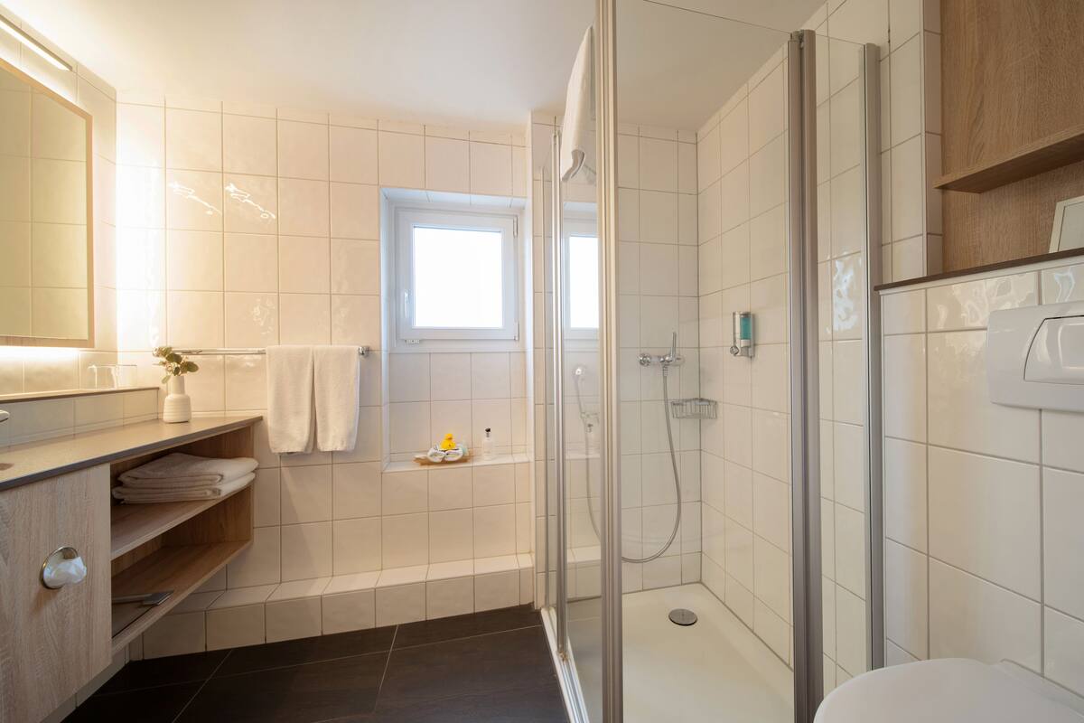 junior suite | bathroom | free toiletries, hair dryer, towels