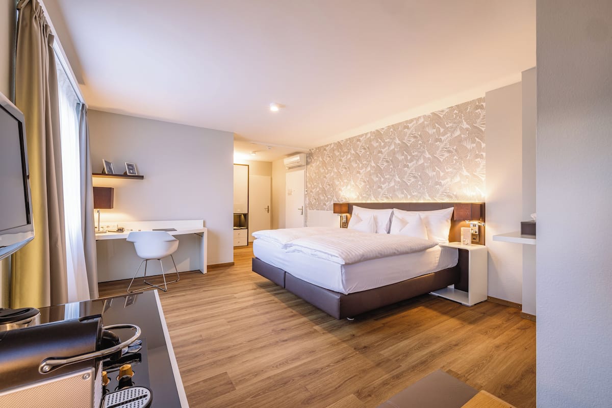 junior suite | premium bedding, down duvets, pillow-top beds, minibar