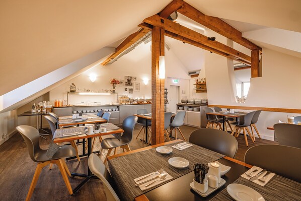 Daily buffet breakfast (CHF 19 per person)