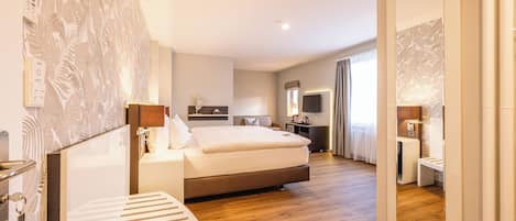 Bộ đồ giường cao cấp, chăn bông, nệm có lớp đệm bông, minibar