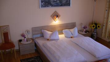 Double or Twin Room | Desk, blackout drapes, soundproofing, iron/ironing board