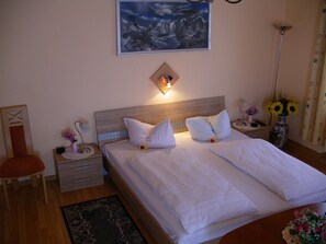 Double or Twin Room | Desk, blackout curtains, soundproofing, iron/ironing board - Hotel garni Djaran (Offenbach am Main)