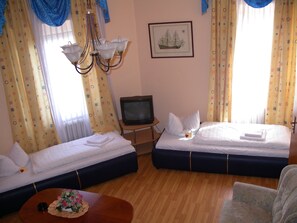 Desk, blackout curtains, soundproofing, iron/ironing board - Hotel garni Djaran (Offenbach am Main)