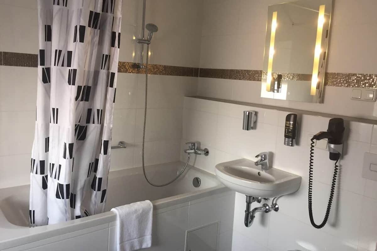 Habitación doble | Baño | Ducha y bañera combinadas, secador de pelo y toallas