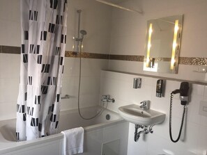Doppelzimmer | Badezimmer | Duschwanne, Haartrockner, Handtücher