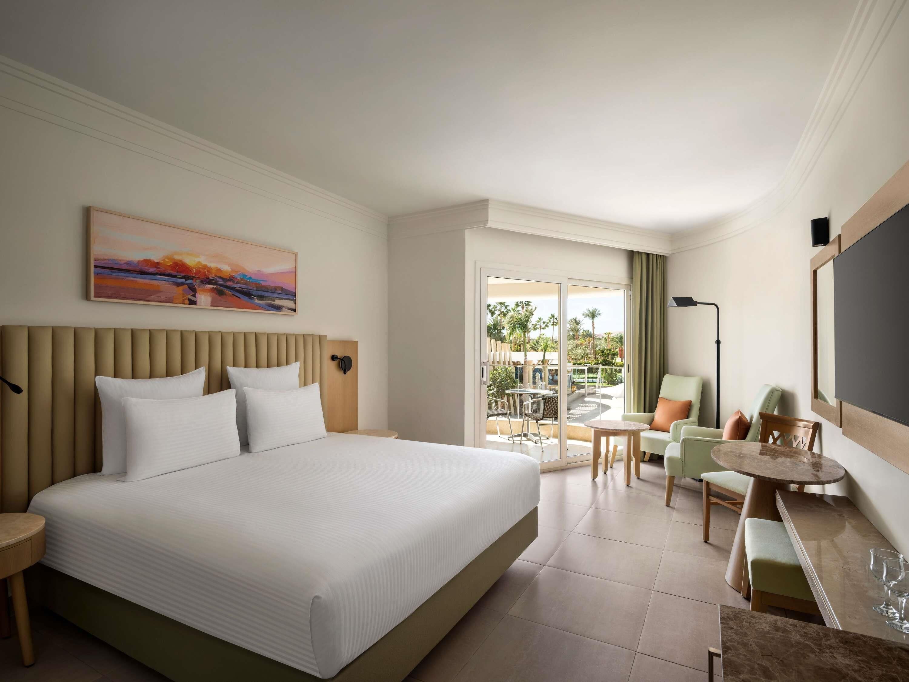 มินิบาร์, ตู้นิรภัยในห้องพัก, โต๊ะทำงาน, ผ้าม่านกันแสง